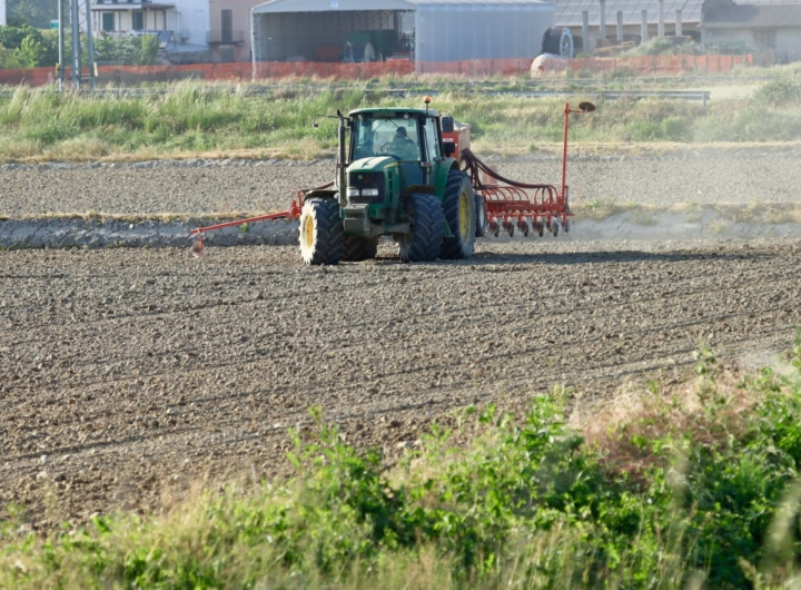 Agricoltori pugliesi protestano con i trattori per chiedere aiuti economici alla Regione