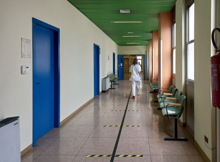 Un grafico mostra l'andamento delle liste d'attesa e delle rinunce alle cure in Puglia.