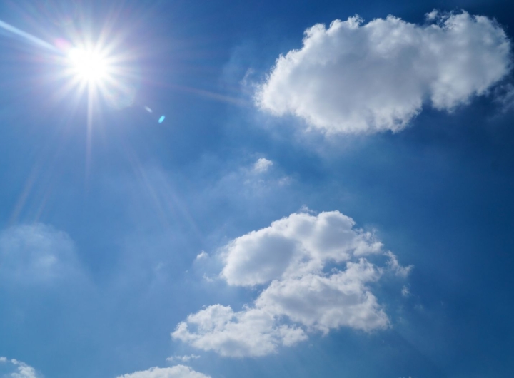 Spiaggia assolata in Puglia con mare calmo e cielo azzurro, ideale per un weekend di sole. [ARTICOLO] La Puglia si prepara a vivere un fine settimana all'insegna del bel tempo, con un robusto campo di alta pressione che continuerà a dominare lo scenario meteorologico regionale. Le giornate si preannunciano stabili e le temperature decisamente gradevoli, regalando un inatteso assaggio di tarda estate su tutto il territorio. Sole e Caldo: Le Previsioni nel Dettaglio Già a partire da giovedì, il quadro meteo si presenterà ampiamente soleggiato, con cieli sereni o poco nuvolosi ovunque e massime che oscilleranno tra i 24 e i 27 gradi. Uno scenario pressoché identico caratterizzerà anche la giornata di venerdì, grazie alla persistenza dell'anticiclone che assicurerà tempo stabile e sole splendente da nord a sud della regione, senza variazioni significative nelle temperature notturne. Il weekend proseguirà su questa linea. Sabato l'alta pressione abbraccerà l'intera regione, garantendo cieli sgombri da nubi significative su Daunia, Murge, Tavoliere, litorali adriatici, costa ionica e Salento. I venti soffieranno deboli dai quadranti nord-orientali, mentre il Basso Adriatico si presenterà da poco mosso a mosso. Anche la domenica confermerà la presenza del bel tempo, con temperature massime che continueranno a toccare i 25-27 gradi. Le condizioni generali offriranno così un clima dal sapore tardo estivo, ideale per chi desidera trascorrere le ultime giornate all'aria aperta o godere del mare.