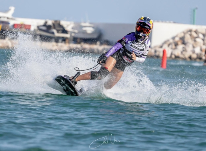 Immagine di un motosurfista in azione durante una gara nel porto di Manfredonia, con il pubblico sullo sfondo. [ARTICOLO] Si è chiuso domenica 4 ottobre al Porto Turistico Marina del Gargano di Manfredonia il sipario sul Campionato Europeo UIM di Motosurf 2026. Tre giorni di gare intense, disputate in condizioni meteo ideali, hanno visto oltre cinquanta piloti da tutta Europa sfidarsi, confermando la città pugliese come palcoscenico internazionale per la disciplina. L'Italia sul podio e la Repubblica Ceca dominatrice In acqua, la Repubblica Ceca ha ribadito la sua leadership in questo giovane sport, monopolizzando i podi. Nella categoria Elite Men ha trionfato Matyáš Novotný, seguito da Adam Ficek e Jan Trávníček. La slovacca Michaela Sara Zuborova si è imposta nella Elite Women, precedendo Ellen Burdová e Bibiana Bubníková, mentre Jiří Renner ha dominato la Masters Men, con Petr Faltejsek e Jiří Šťovíček a completare il podio. La notizia più attesa per i colori italiani è arrivata dalla Stock Men: il giovane Lorenzo Tanda ha conquistato un eccezionale terzo posto, siglando il primo podio europeo per un atleta italiano. Un risultato di grande valore, maturato davanti al pubblico di casa e coronato dal titolo di Campione Italiano nella stessa categoria, con Carlo Carbone argento e Roman Semenyuk bronzo. Manfredonia, un futuro da centro federale Il successo dell'evento ha rafforzato le ambizioni future. Giorgio Viscione, Presidente della Federazione Italiana Motonautica, ha annunciato che "Manfredonia diventerà lo snodo focale della Puglia e di tutta la Motonautica del sud. Questo porto bellissimo diventerà un centro federale", sottolineando la solida partnership con la Marina del Gargano. Parole che trovano eco in Cristian Stefanìa, consigliere FIM, che ha evidenziato il potenziale del golfo per ospitare eventi sempre più grandi e la proiezione futura, anche con il Comune, per creare uno spazio dedicato a gare e training per i giovani. Andrea Zullo, direttore del Marina del Gargano, ha inquadrato l'evento in un percorso di innovazione e crescita che mira a riempire il porto di barche. Il Sindaco di Manfredonia, Domenico La Marca, ha ribadito il sostegno dell'amministrazione, riconoscendo lo sport come traino fondamentale per la destagionalizzazione del turismo e la promozione internazionale della città.