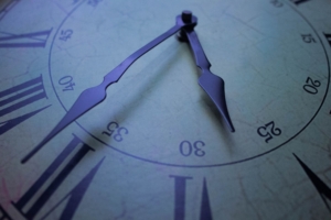 Un orologio analogico con le lancette che indicano le 2, simbolo dell'ora solare.