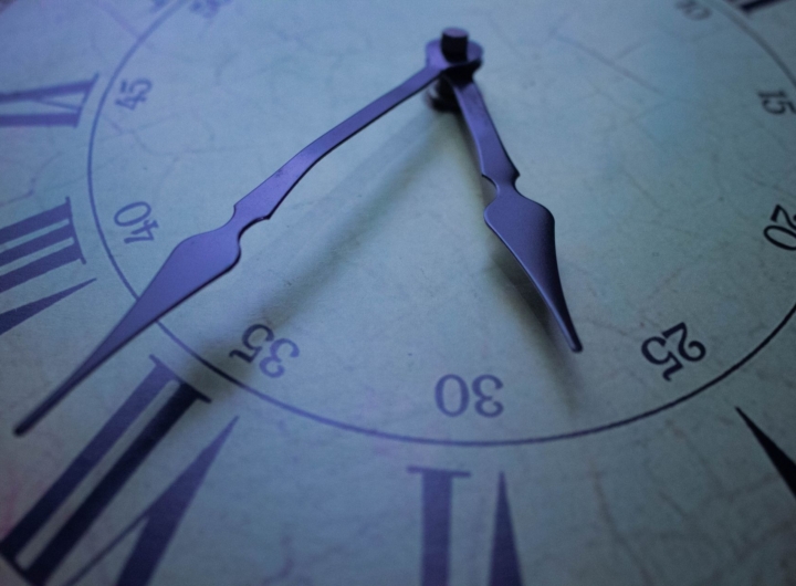 Un orologio analogico con le lancette che indicano le 2, simbolo dell'ora solare.