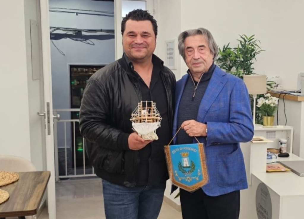 Il Maestro Riccardo Muti riceve un gagliardetto e un trabucco in miniatura a Peschici.
