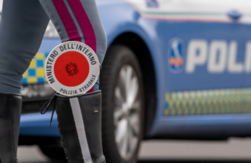 Un uomo di 57 anni viene scortato dalla Polizia di Stato dopo l'arresto.