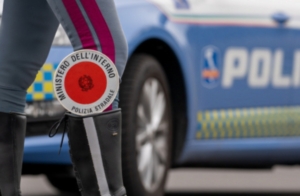 Un uomo di 57 anni viene scortato dalla Polizia di Stato dopo l'arresto.