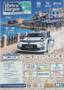 Auto da rally in azione su strada panoramica del Gargano.