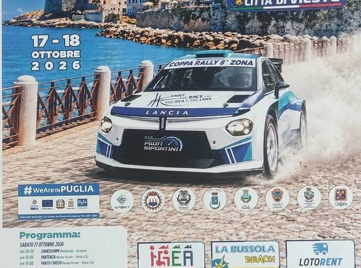 Auto da rally in azione su strada panoramica del Gargano.