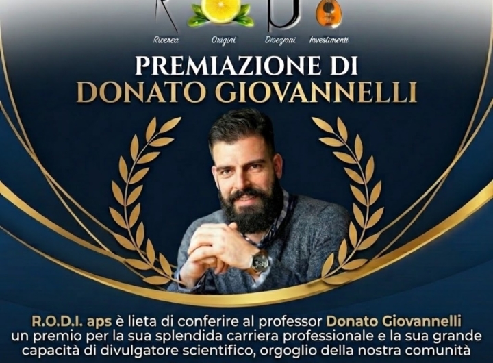 Il professor Donato Giovannelli riceve il premio alla carriera a Rodi Garganico.