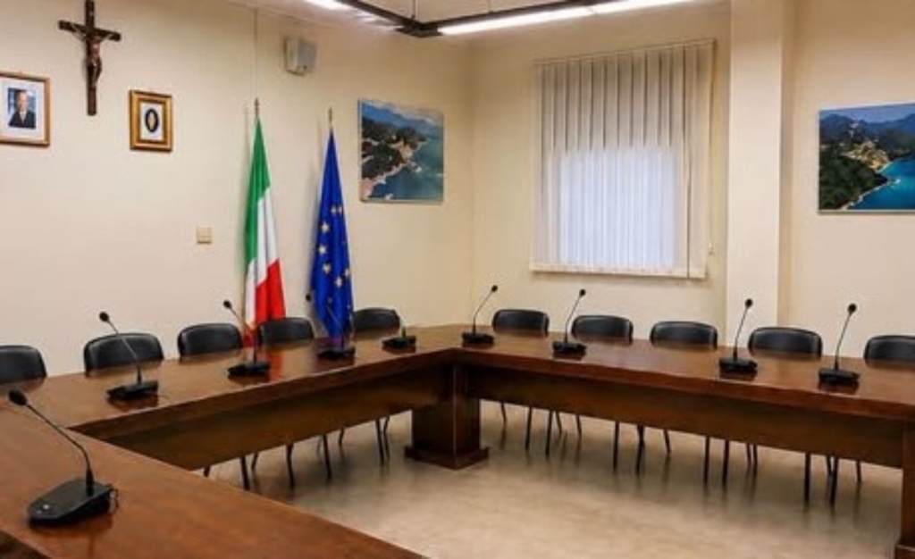 Vista panoramica di Rodi Garganico con il mare e il centro storico, simbolo di un territorio in difficoltà.