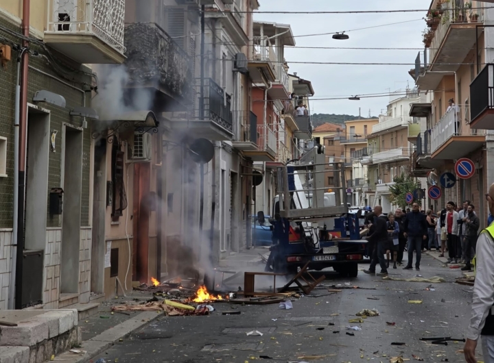 Immagine di soccorsi e vigili del fuoco dopo un'esplosione a San Nicandro Garganico