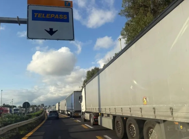 Forze dell'ordine scortano mezzi di trasporto durante un'operazione contro i blocchi stradali.
