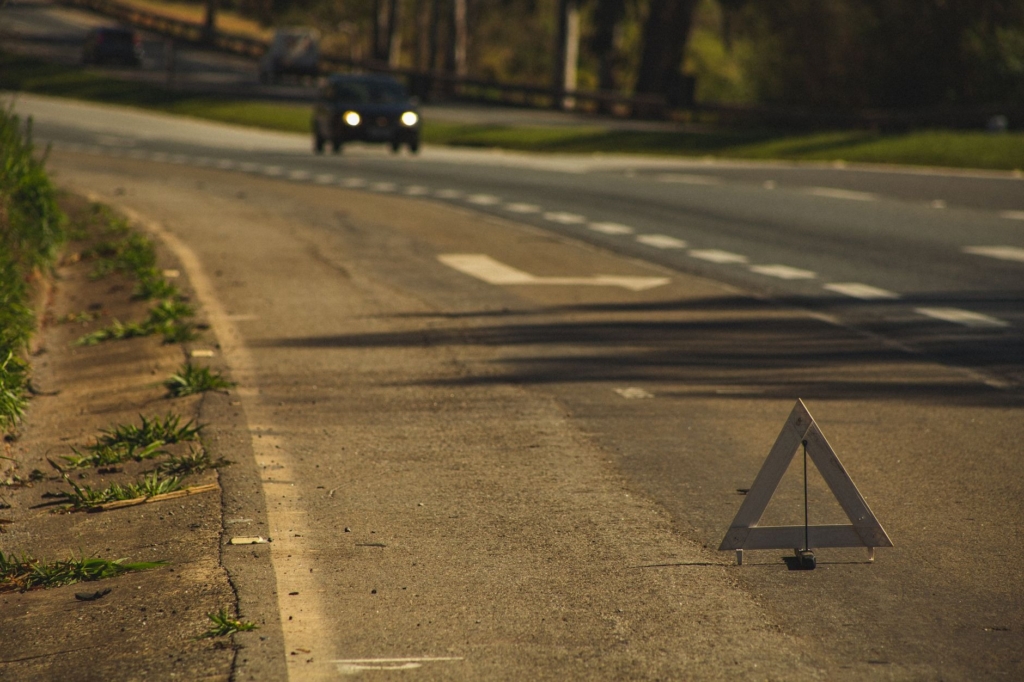 Scontro frontale tra due auto sulla SS 16 nel Foggiano con soccorsi e polizia.