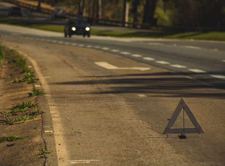 Scontro frontale tra due auto sulla SS 16 nel Foggiano con soccorsi e polizia.