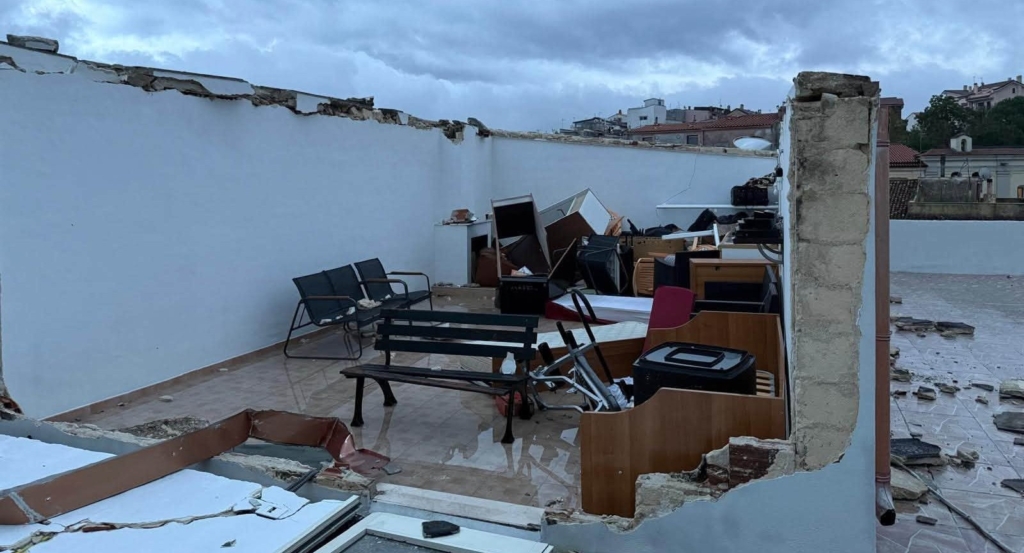 Immagine di una casa con il tetto scoperchiato a Vico del Gargano dopo il passaggio di un downburst.