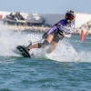 Immagine di un motosurfista in azione durante una gara nel porto di Manfredonia, con il pubblico sullo sfondo. [ARTICOLO] Si è chiuso domenica 4 ottobre al Porto Turistico Marina del Gargano di Manfredonia il sipario sul Campionato Europeo UIM di Motosurf 2026. Tre giorni di gare intense, disputate in condizioni meteo ideali, hanno visto oltre cinquanta piloti da tutta Europa sfidarsi, confermando la città pugliese come palcoscenico internazionale per la disciplina. L'Italia sul podio e la Repubblica Ceca dominatrice In acqua, la Repubblica Ceca ha ribadito la sua leadership in questo giovane sport, monopolizzando i podi. Nella categoria Elite Men ha trionfato Matyáš Novotný, seguito da Adam Ficek e Jan Trávníček. La slovacca Michaela Sara Zuborova si è imposta nella Elite Women, precedendo Ellen Burdová e Bibiana Bubníková, mentre Jiří Renner ha dominato la Masters Men, con Petr Faltejsek e Jiří Šťovíček a completare il podio. La notizia più attesa per i colori italiani è arrivata dalla Stock Men: il giovane Lorenzo Tanda ha conquistato un eccezionale terzo posto, siglando il primo podio europeo per un atleta italiano. Un risultato di grande valore, maturato davanti al pubblico di casa e coronato dal titolo di Campione Italiano nella stessa categoria, con Carlo Carbone argento e Roman Semenyuk bronzo. Manfredonia, un futuro da centro federale Il successo dell'evento ha rafforzato le ambizioni future. Giorgio Viscione, Presidente della Federazione Italiana Motonautica, ha annunciato che "Manfredonia diventerà lo snodo focale della Puglia e di tutta la Motonautica del sud. Questo porto bellissimo diventerà un centro federale", sottolineando la solida partnership con la Marina del Gargano. Parole che trovano eco in Cristian Stefanìa, consigliere FIM, che ha evidenziato il potenziale del golfo per ospitare eventi sempre più grandi e la proiezione futura, anche con il Comune, per creare uno spazio dedicato a gare e training per i giovani. Andrea Zullo, direttore del Marina del Gargano, ha inquadrato l'evento in un percorso di innovazione e crescita che mira a riempire il porto di barche. Il Sindaco di Manfredonia, Domenico La Marca, ha ribadito il sostegno dell'amministrazione, riconoscendo lo sport come traino fondamentale per la destagionalizzazione del turismo e la promozione internazionale della città.