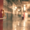 Un paziente anziano attende in una sala d'aspetto di un ospedale pugliese.